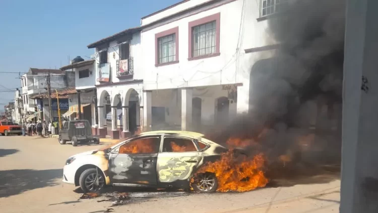 Reportan quema de un auto y disparos en Coatepec Harinas, Estado de México