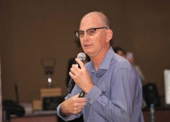 Exagente de la DEA advierte sobre peligros de las adicciones