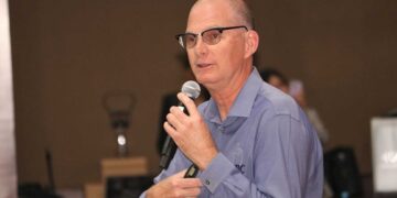 Exagente de la DEA advierte sobre peligros de las adicciones
