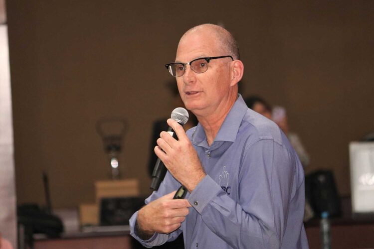 Exagente de la DEA advierte sobre peligros de las adicciones