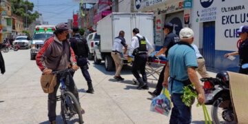 Terror en el tianguis: una niña es alcanzada por las balas durante un ataque directo contra un comerciante en Michoacán