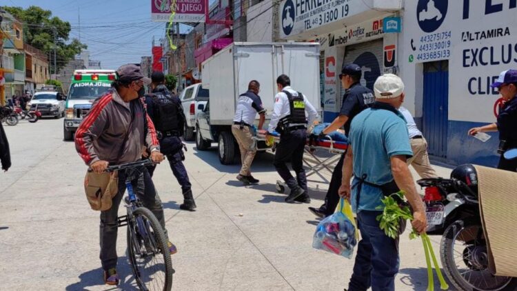 Terror en el tianguis: una niña es alcanzada por las balas durante un ataque directo contra un comerciante en Michoacán