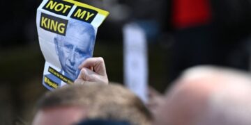 Carlos III, el rey infiel que por amor perdió el cariño de millones de británicos