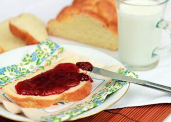¿Desayunas pan con mermelada diario? 3 razones por las que debes evitarlo
