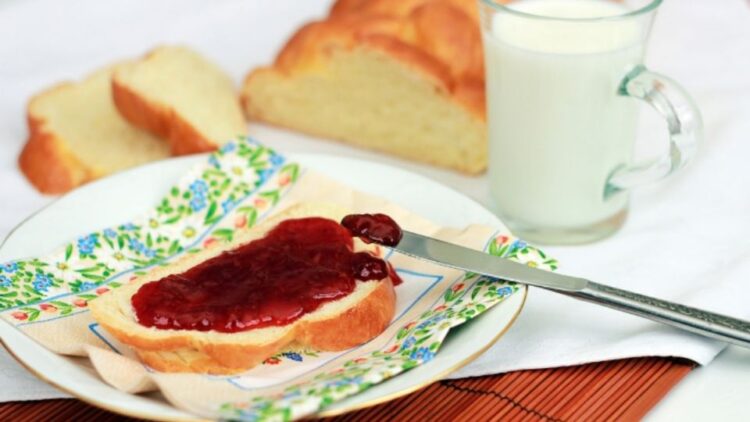 ¿Desayunas pan con mermelada diario? 3 razones por las que debes evitarlo