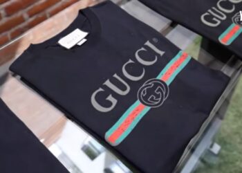 Te hará pensar: comparan una playera Gucci de 12,000 pesos con sus clones de Tepito