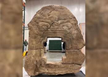 Llega a México “Monstruo de la Tierra”, pieza olmeca sustraída ilegalmente del país