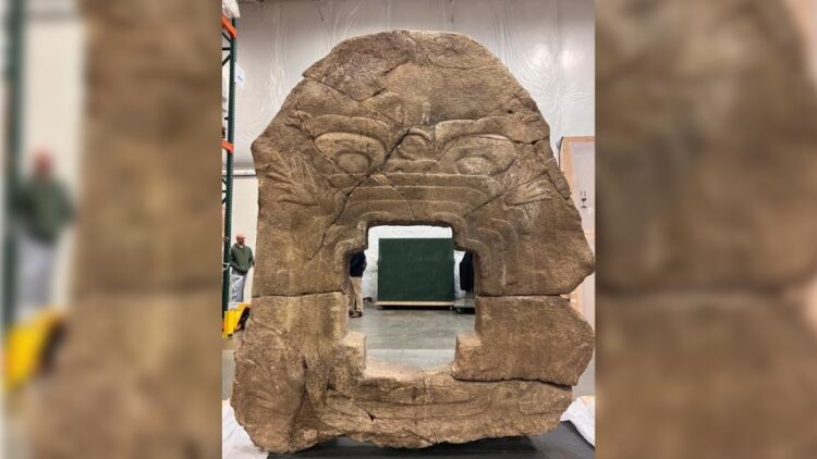 Llega a México “Monstruo de la Tierra”, pieza olmeca sustraída ilegalmente del país