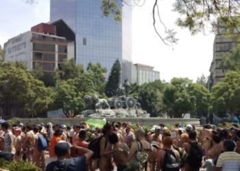 “Libérate de los prejuicios”: nudistas marchan hacia el Ángel de la Independencia