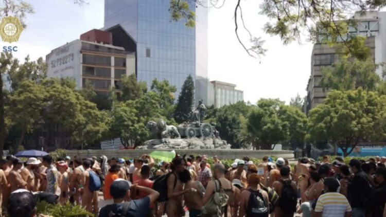 “Libérate de los prejuicios”: nudistas marchan hacia el Ángel de la Independencia