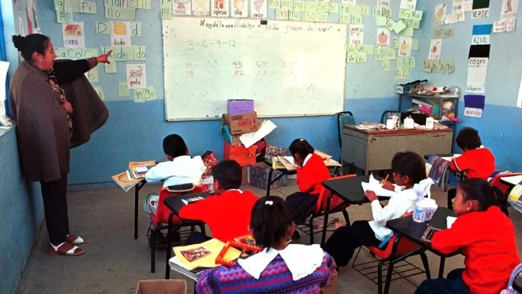 Maestros tienen salarios 17% menores que el promedio del empleo profesional en el país