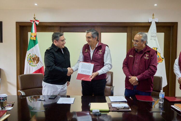 Gobernador recibe donación de tres ex fragatas para arrecife artificial en el Golfo de México.