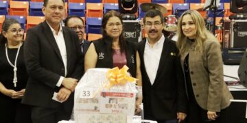 Rector Dámaso Anaya y docentes de la UAT comparten festejo navideño