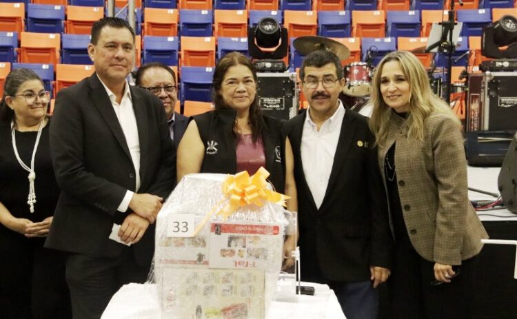 Rector Dámaso Anaya y docentes de la UAT comparten festejo navideño