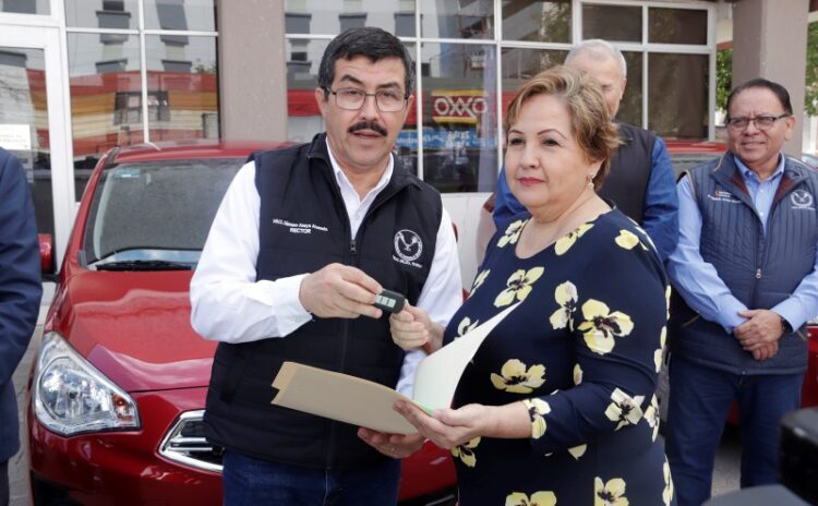 El rector Dámaso Anaya entregó los vehículos del sorteo en beneficio del SUTUAT