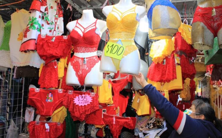 Ropa interior roja y anillos de compromiso entre lo más comprado en línea para el fin de año.