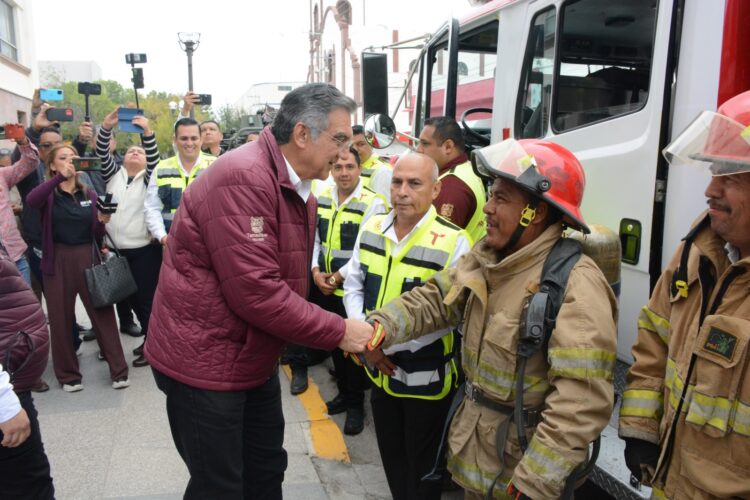 Entrega Américo camión de bomberos a la Coordinación Estatal de Protección Civil