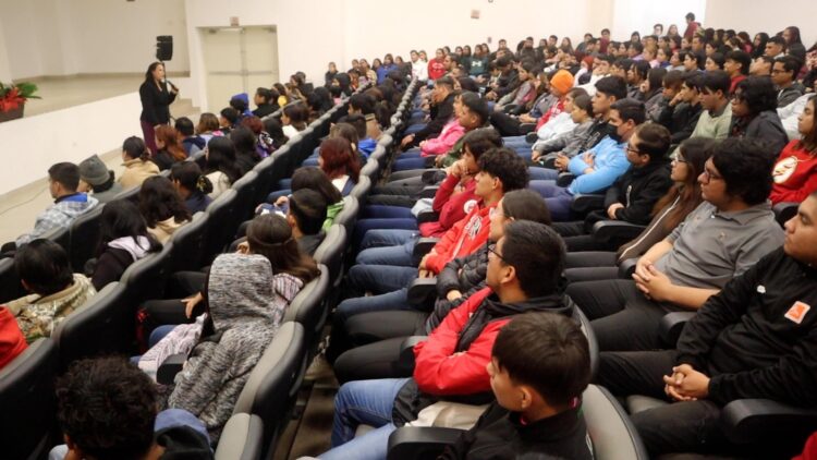 Imparte conferencia en la USJT la presidenta de la Asociación Vive Mujer