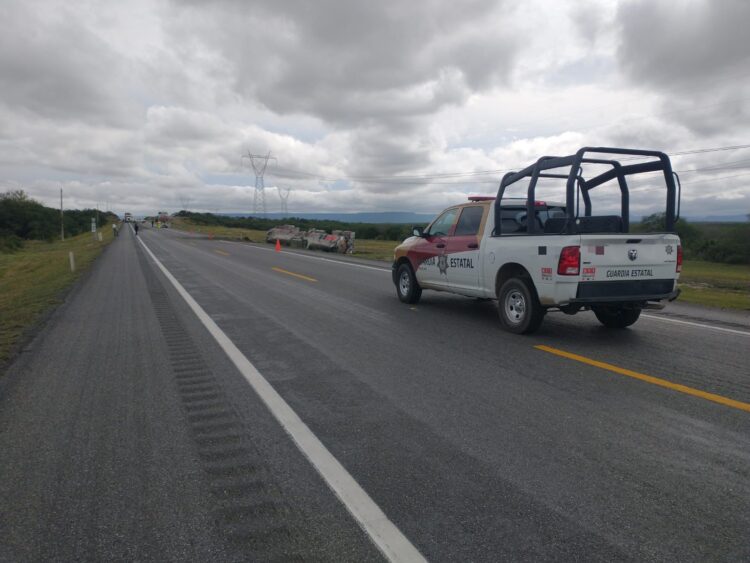 Alerta: Circulación cerrada en ambos carriles de la Carretera Federal 83 por volcadura de pipa