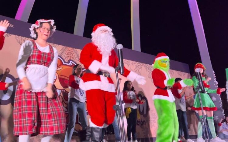 Encienden el “Dino Navideño” en el Tamux, en medio de villancicos, bailes y Santa Claus
