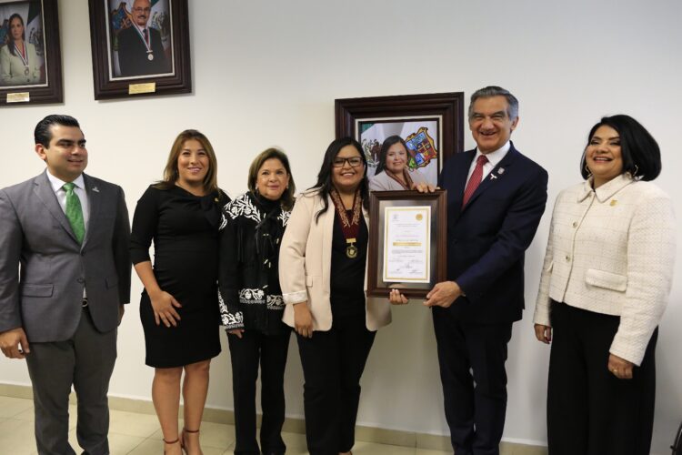 Atestigua Américo entrega de medalla al mérito a investigadora matamorense