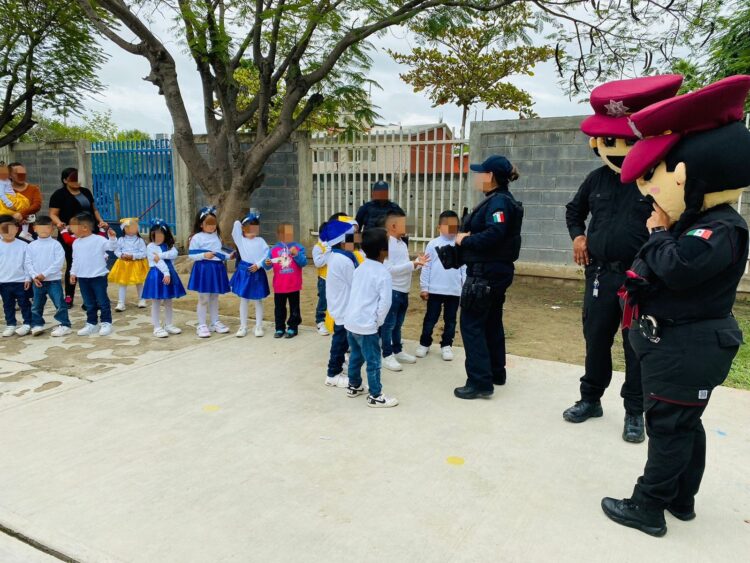 Niños y niñas de Padilla tienen convivencia navideña con la Guardia Estatal