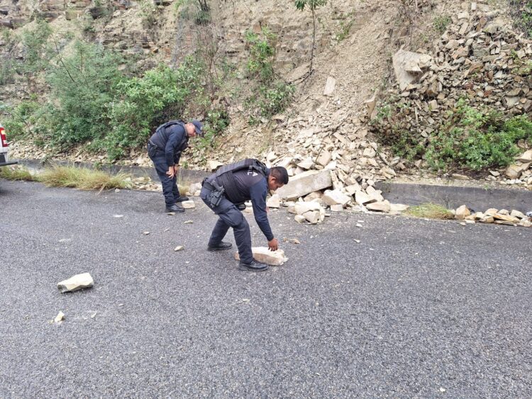 Guardia Estatal libera tramo carretero tras derrumbe de piedras