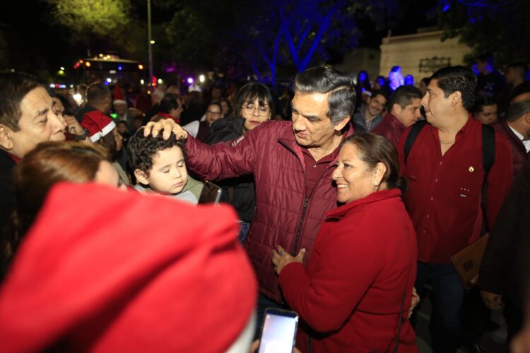 Américo y María conviven con familias durante desfile navideño