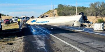 Alerta: Circulación cerrada en Carretera Federal 83 por volcadura de camión
