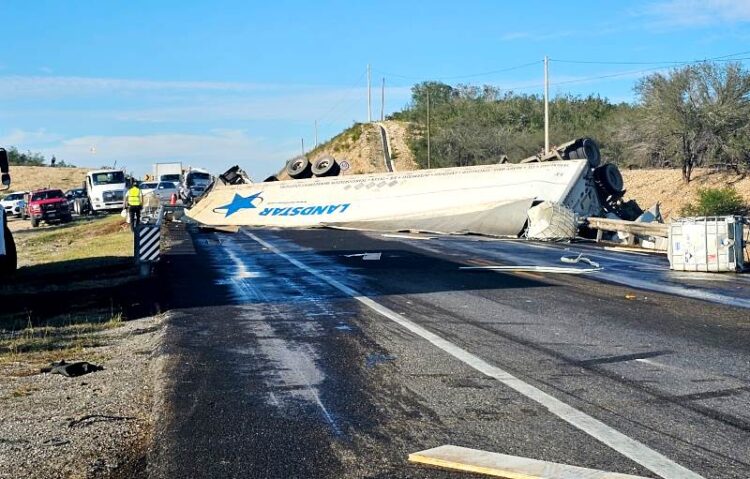 Alerta: Circulación cerrada en Carretera Federal 83 por volcadura de camión