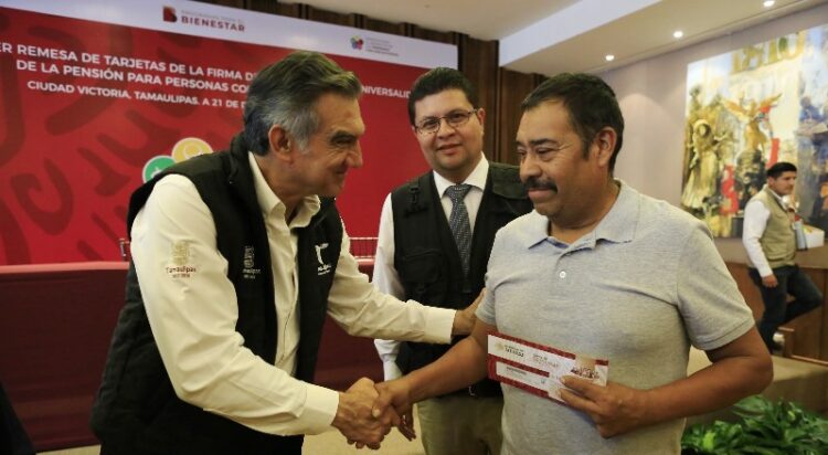 Entregan Américo y María tarjetas de pensión a personas con discapacidad