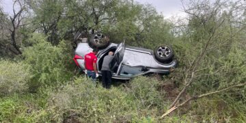 Guardia Estatal auxilia a viajeros tras una volcadura