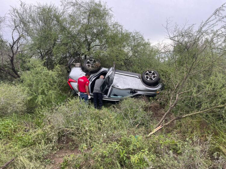 Guardia Estatal auxilia a viajeros tras una volcadura