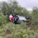 Guardia Estatal auxilia a viajeros tras una volcadura