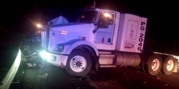 Choque entre un tracto camión y una camioneta provoca cierre momentaneo