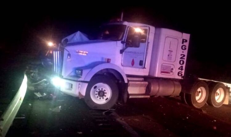 Choque entre un tracto camión y una camioneta provoca cierre momentaneo