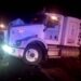 Choque entre un tracto camión y una camioneta provoca cierre momentaneo