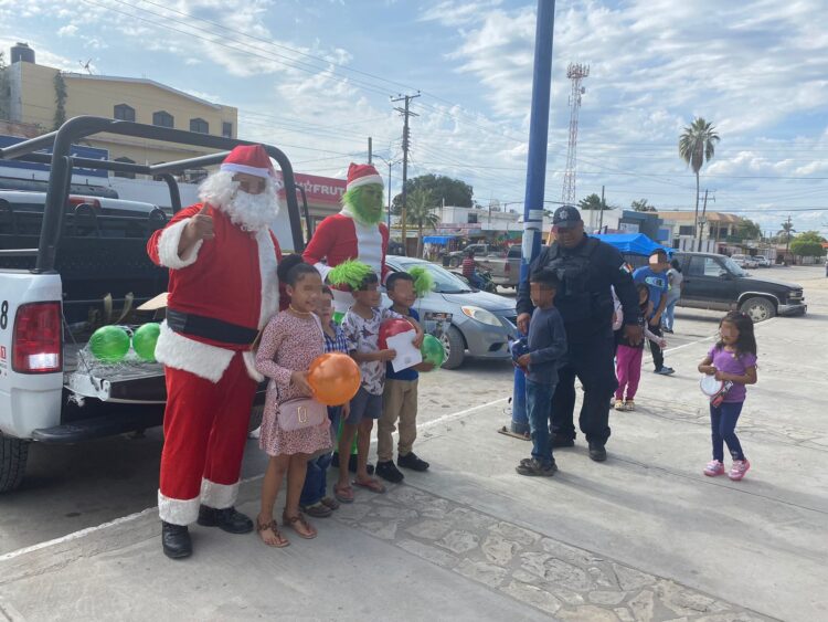 El Grinch y Santa Claus llegan a zona ejidal del municipio de González