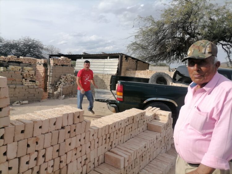 Don Isidro Rodríguez, toda una vida haciendo ladrillos en Tula