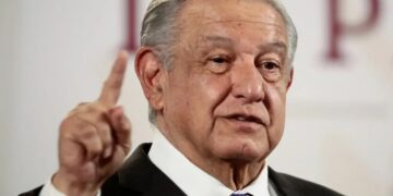 AMLO pide aplazar las reformas del aguinaldo, paternidad y la jornada laboral