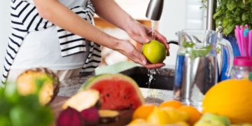 ¿Se deben desinfectar las frutas y verduras que se pelan?