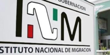Por presuntos actos ilícitos separan de su cargo a dos agentes migración