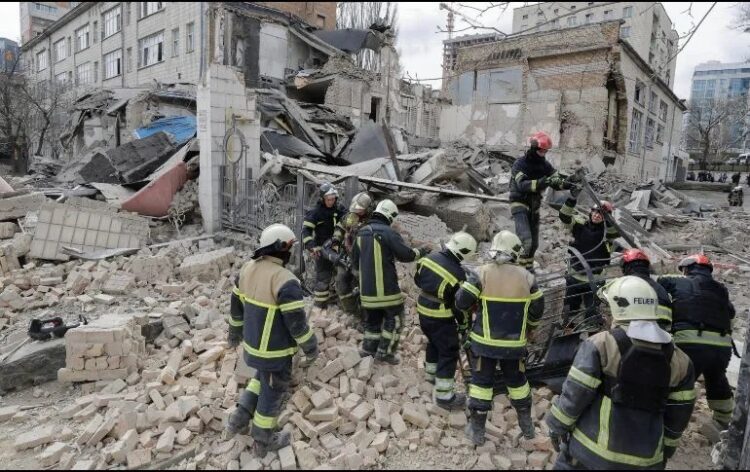 Kiev sufre tercer bombardeo en cinco días tras incremento de ataques de Rusia