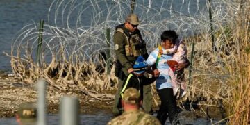 Sorprende tribunal de EU y frena persecución de migrantes en Texas