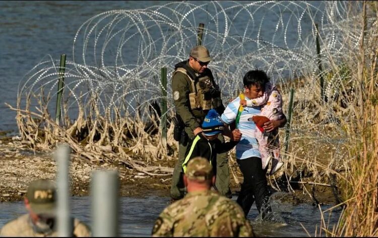 Sorprende tribunal de EU y frena persecución de migrantes en Texas