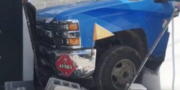Pipa de gas choca contra barda y casa en Victoria