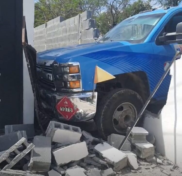 Pipa de gas choca contra barda y casa en Victoria