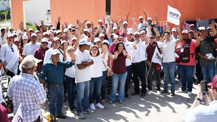 Reciben Olga Sosa y JR, respaldo de comerciantes en mercado rodante de Soto la Marina.