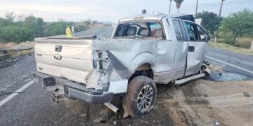 Choque entre una camioneta y un tractocamión en la Carretera Federal 83