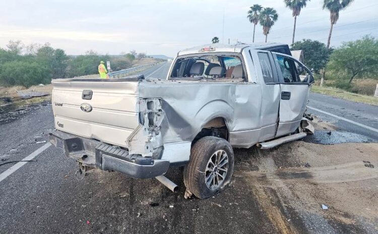 Choque entre una camioneta y un tractocamión en la Carretera Federal 83